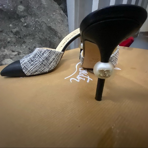 Gorgeous Chanel Tweed Shoes with Pearl!! - Picture 2 of 7